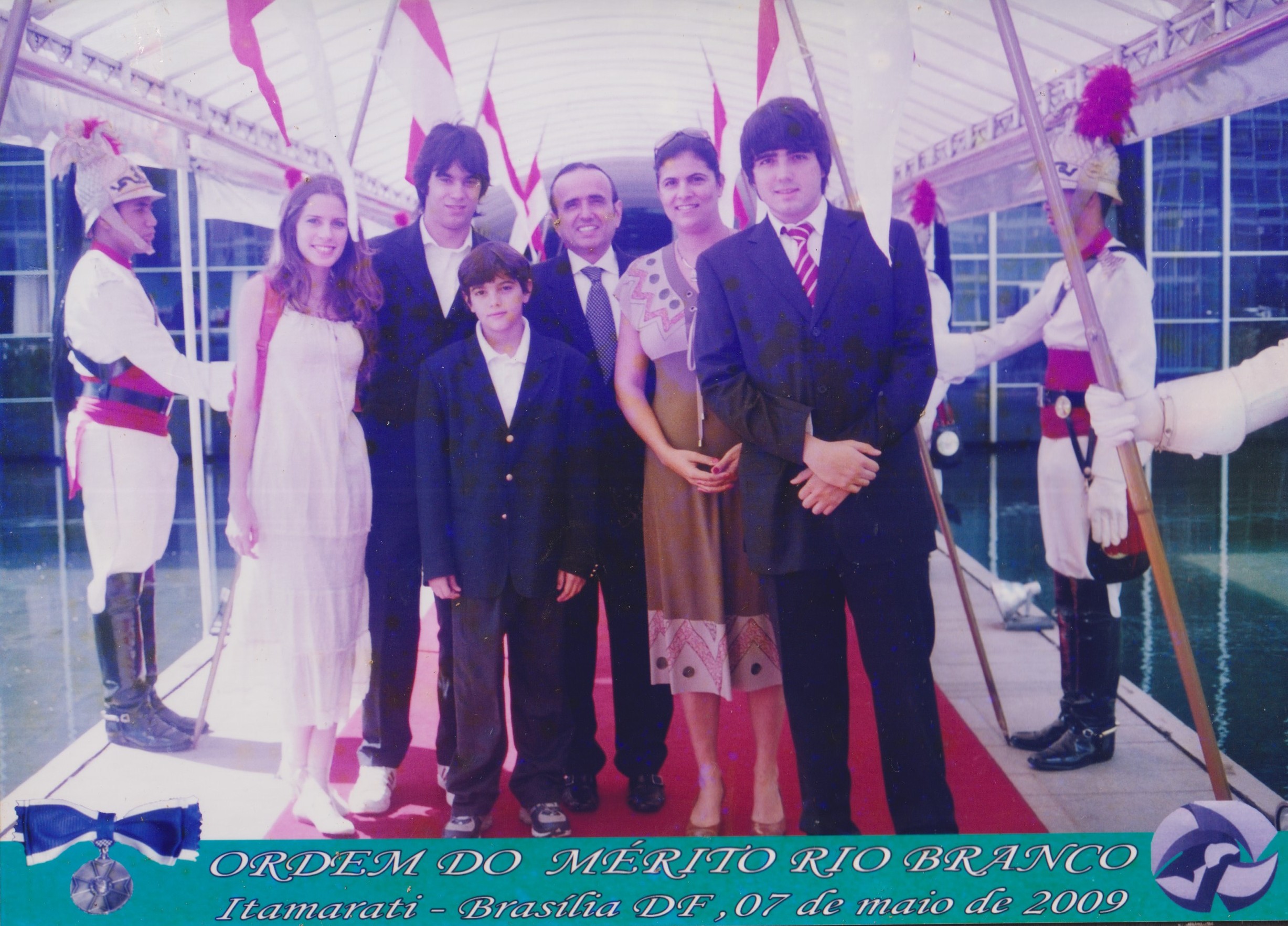 Cerimônia de entrega da Grã Cruz da Ordem do Rio Branco ao embaixador brasileiro Raul de Taunay, que nesta foto está acompanhado de sua esposa Paula e dos filhos. A Grã Cruz é a mais alta condecoração diplomática do país e Raul de Taunay foi agraciado com esta honraria em função do trabalho diplomático feito no continente africano.